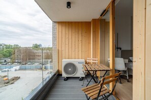 Outdoor dining - Portowa M1 - Vistula River nearby, Parking, Balcony - by Rentujemy (Kraków)