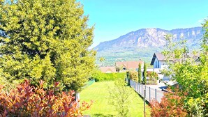 A garden pathway leading to a house with a mountain backdrop. - La villa des cimes - Close to the lake (Tresserve)