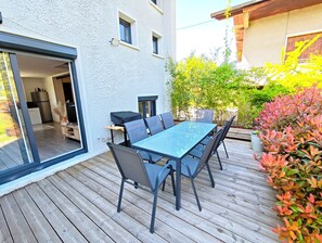 Outdoor dining - Vrbo Property (Tresserve)