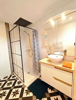 Shower, hair dryer, towels, soap - Vrbo Property (Tresserve)