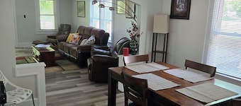Cozy 2-bedroom house in charming Indianapolis with AC, Close to downtown,