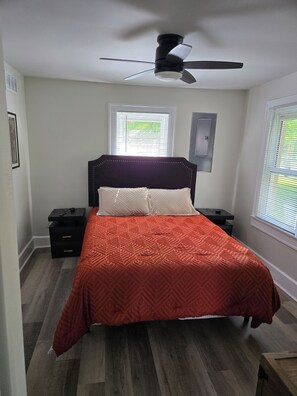 WiFi - Cozy 2-bedroom house in charming Indianapolis with AC, Close to downtown, (Indianapolis)