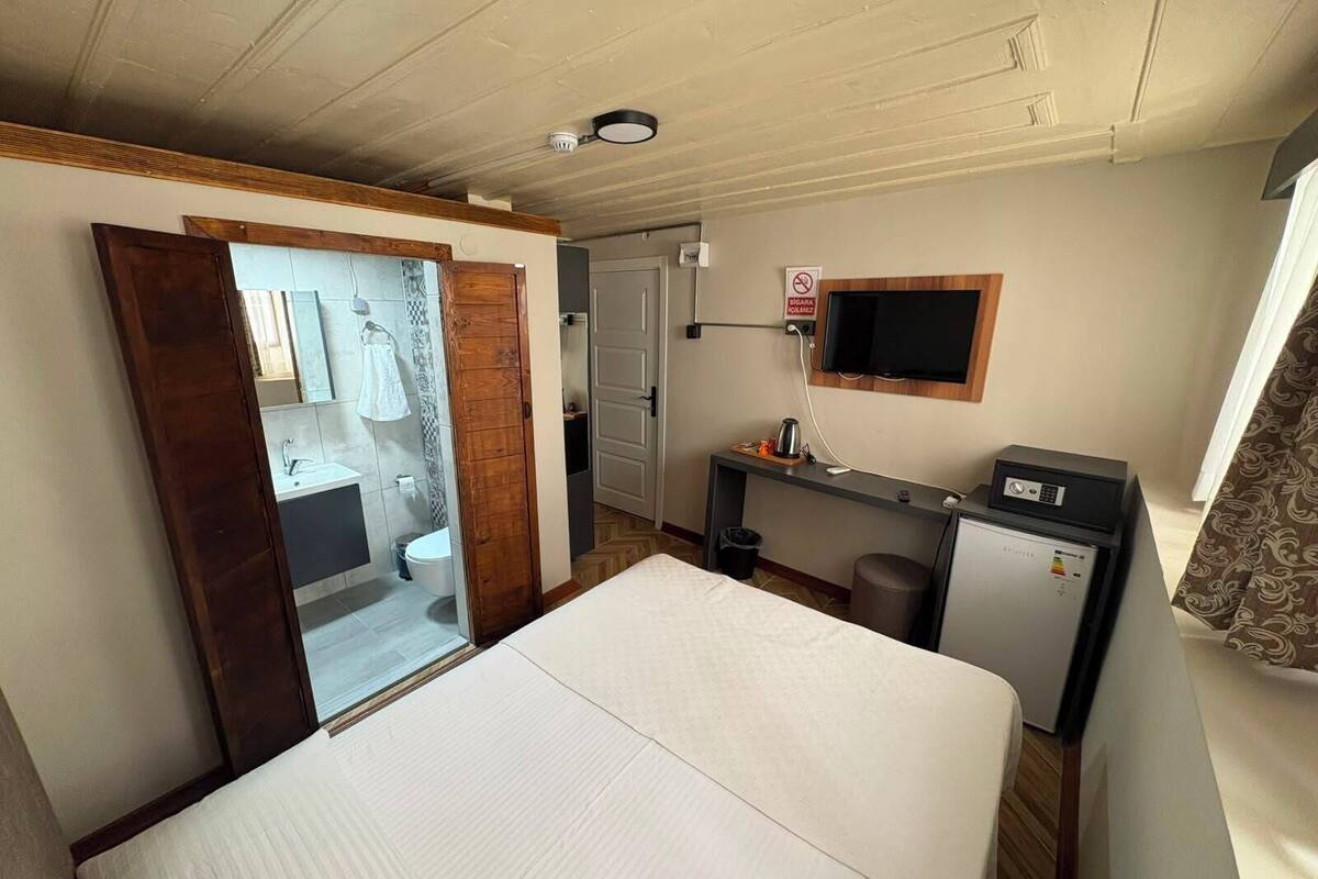 Premium bedding, in-room safe, laptop workspace, blackout drapes