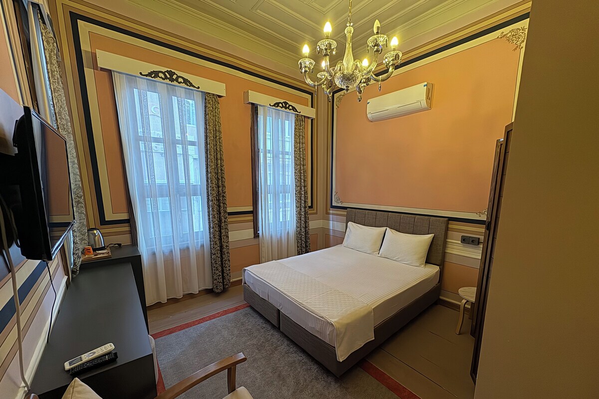 Premium bedding, in-room safe, laptop workspace, blackout curtains