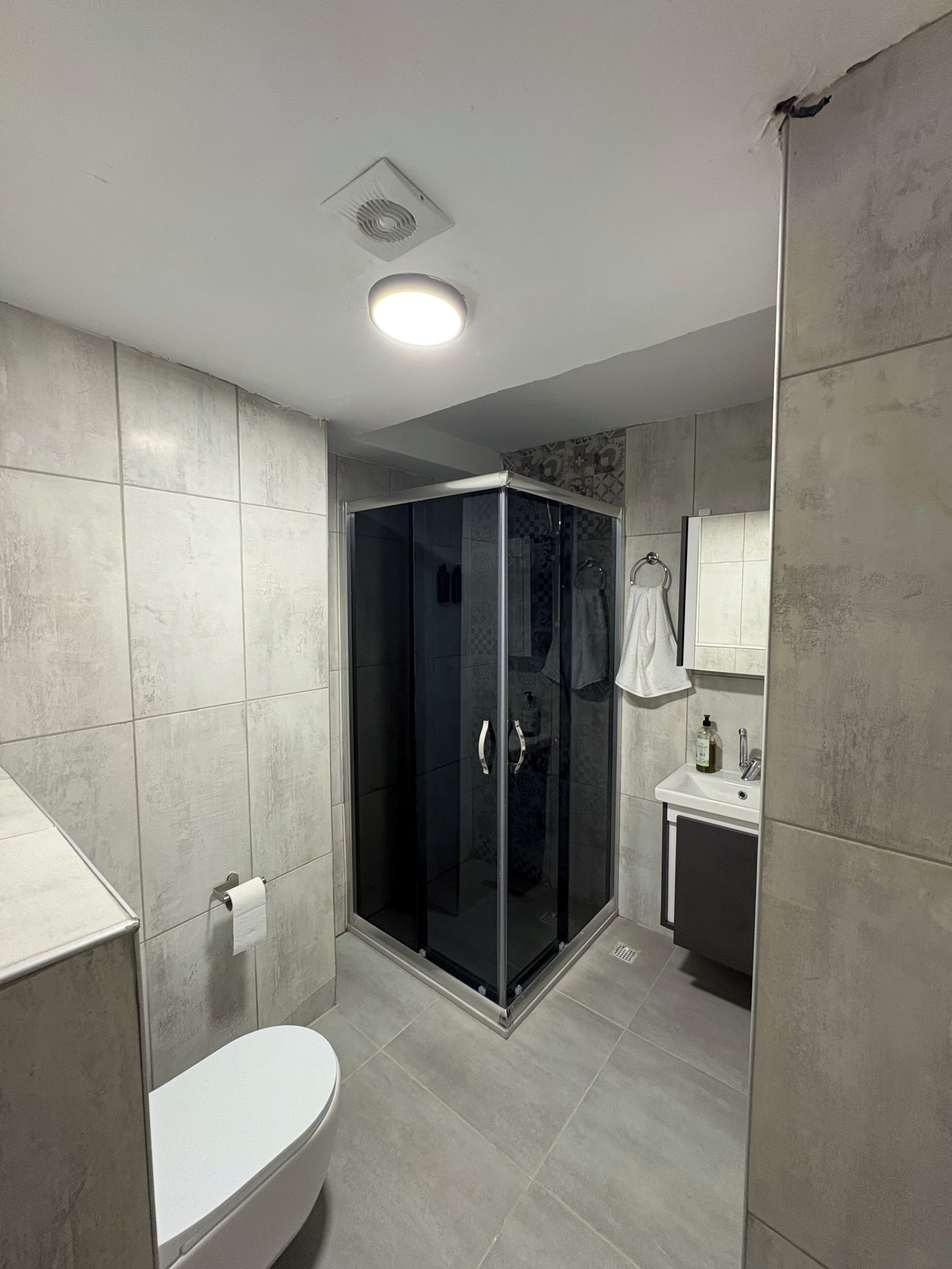 Chambre Économique avec lits jumeaux | Salle de bain | Sèche-cheveux, chaussons, serviettes fournies