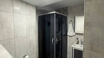 Economy-Zweibettzimmer | Badezimmer