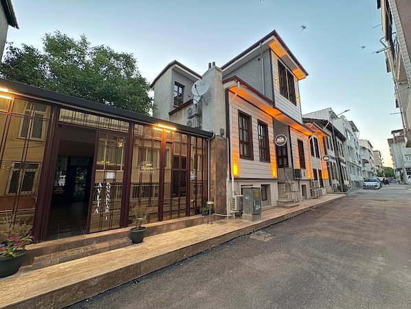 A building with a reception area and a sign for 'KONAKLAR.' - Avlia Konakları (Edirne)