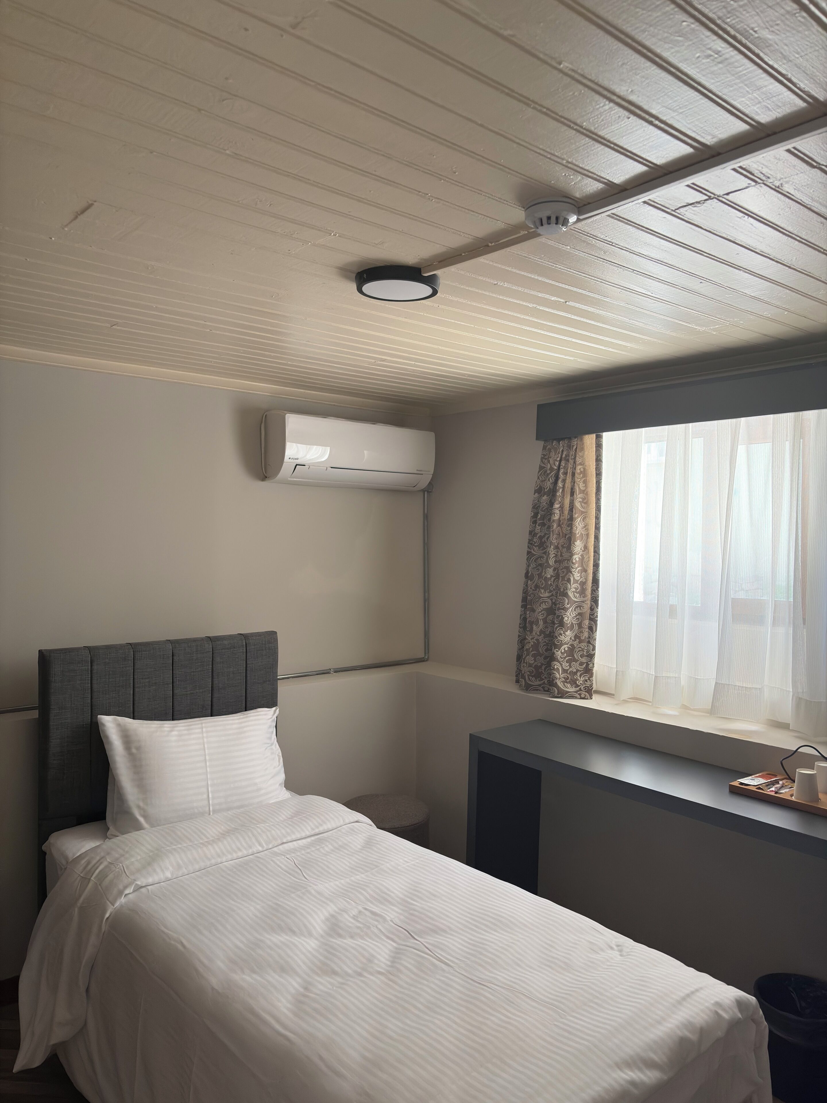 Habitación individual estándar | Caja fuerte, espacio para trabajar con un portátil, cortinas opacas