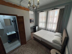 Premium bedding, in-room safe, laptop workspace, blackout drapes - Avlia Konakları (Edirne)