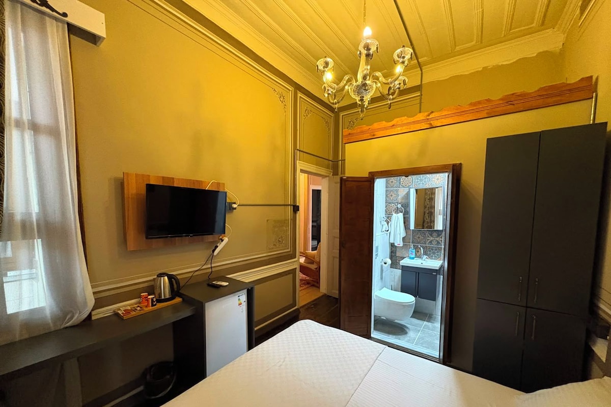Standard Room | Premium bedding, in-room safe, laptop workspace, blackout drapes