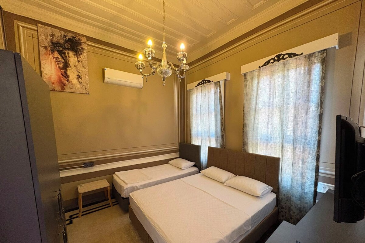 Premium bedding, in-room safe, laptop workspace, blackout curtains