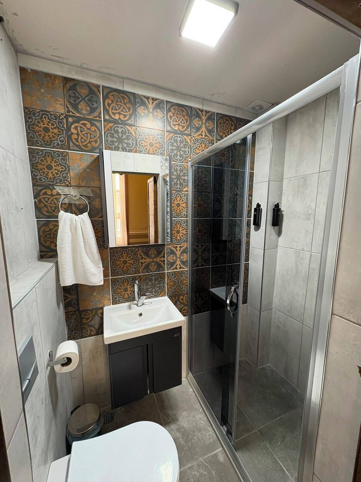 Quarto triplo standard | Banheiro | Secador de cabelo, chinelos, toalhas de banho, sabonete