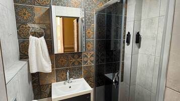 Quarto triplo standard | Banheiro | Secador de cabelo, chinelos, toalhas de banho, sabonete