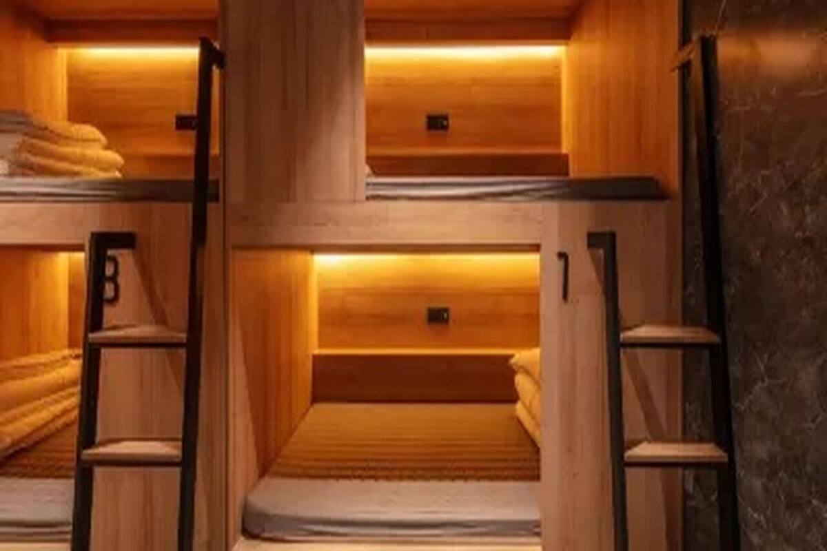 Una sauna con bancos de madera y una escalera.