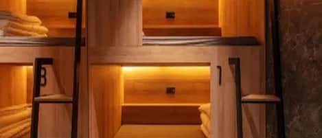 Una sauna con panche di legno e una scaletta.