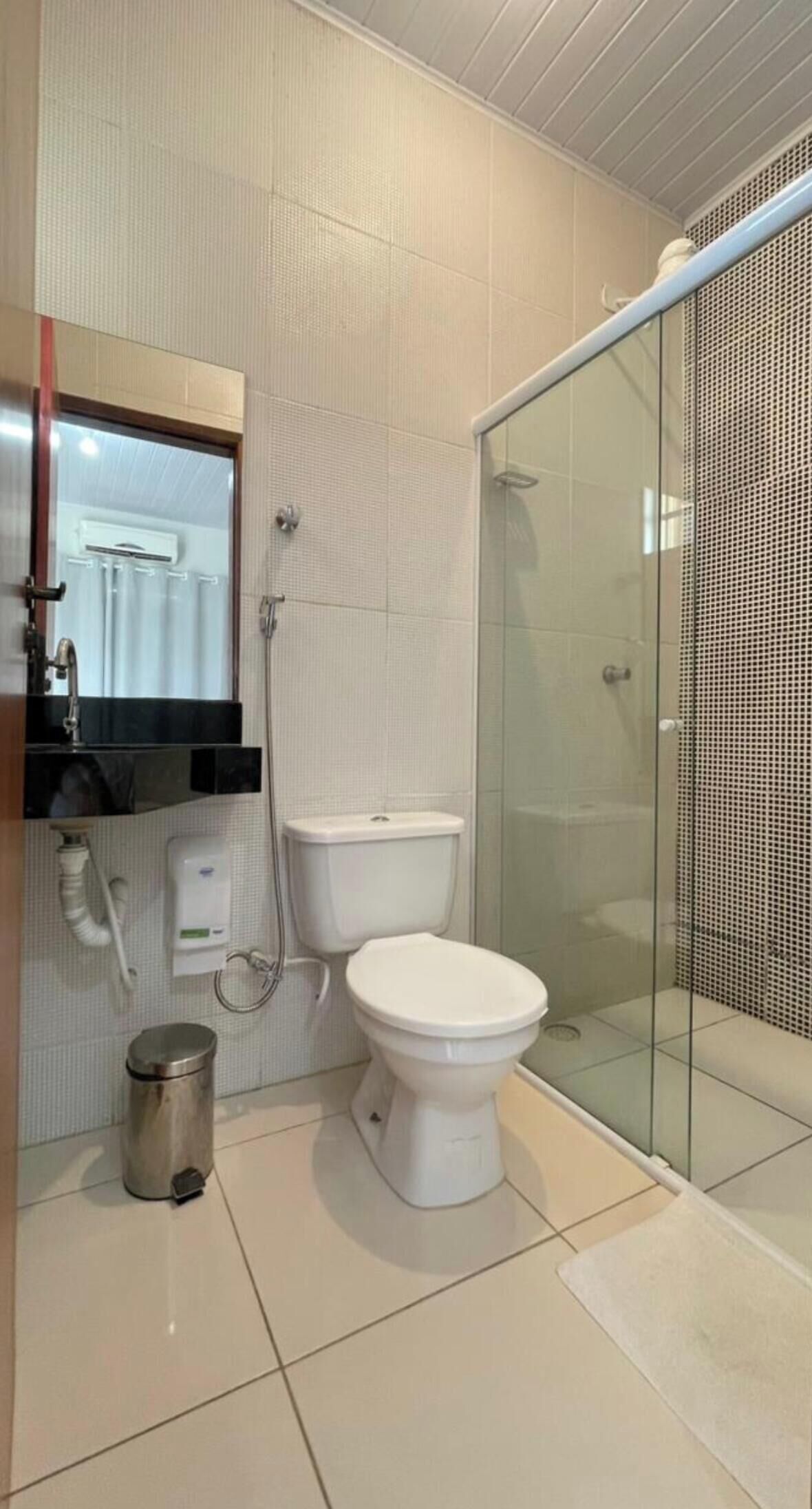Quarto casal, varanda coberta, vista para a cidade | Banheiro | Chuveiro, toalhas de banho, sabonete, papel higiênico