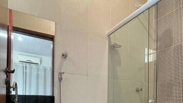 Quarto casal, varanda coberta, vista para a cidade | Banheiro | Chuveiro, toalhas de banho, sabonete, papel higiênico