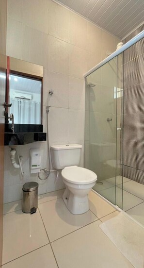 Quarto casal, varanda coberta, vista para a cidade | Banheiro | Chuveiro, toalhas de banho, sabonete, papel higiênico