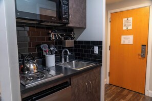 Private kitchen - Ski-in/Ski-out, Modern Studio, Snowshoe Village (Slaty Fork)