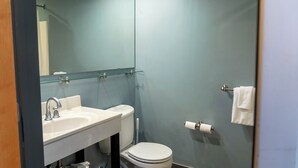 ヘアドライヤー、タオル、石鹸、トイレットペーパー