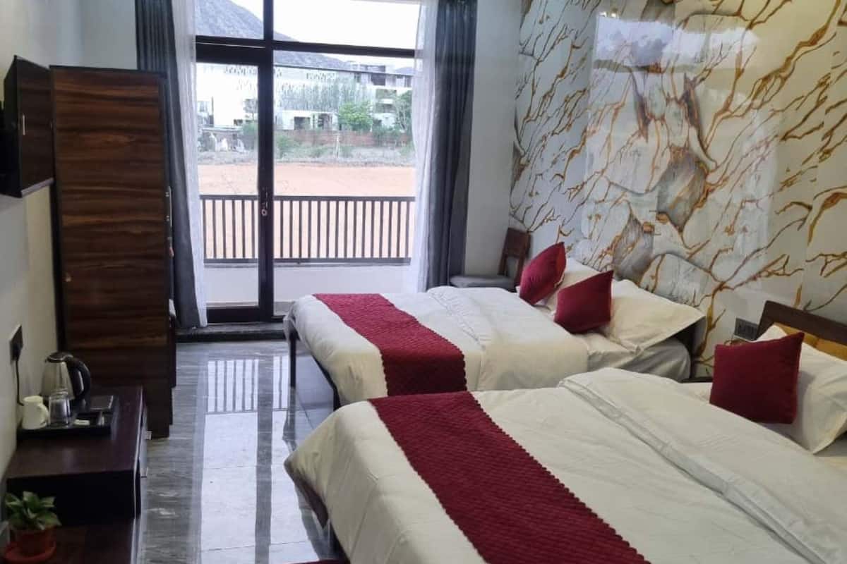 Deluxe Quadruple Room | Desk, free WiFi