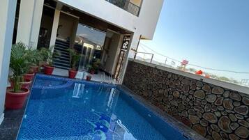 Una piscina al aire libre