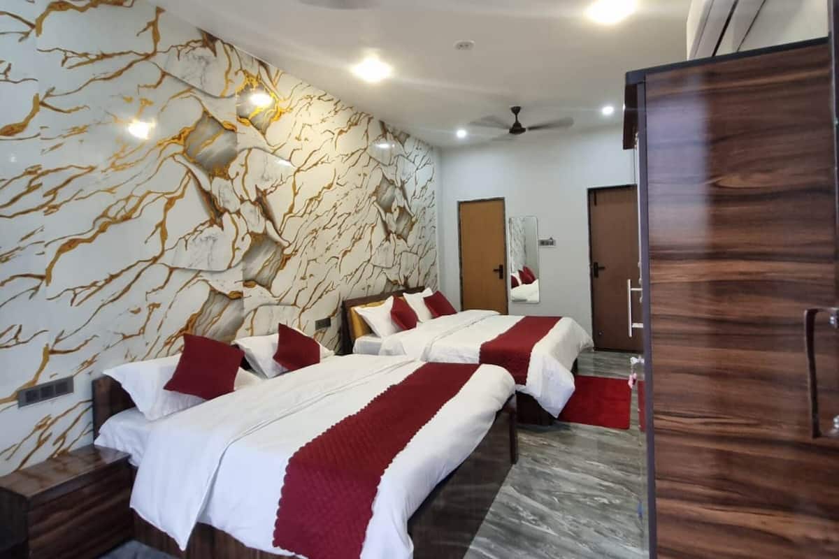 Luxury Quadruple Room, Mountain View | Desk, free WiFi