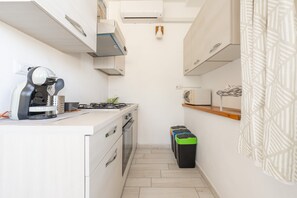 Kühlschrank, Mikrowelle, Herdplatte, Wasserkocher mit Kaffee-/Teezubehör