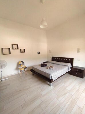 Iron/ironing board, WiFi, bed sheets - Apartment 'Da Miky Casa Vacanze 1' with Mountain View, Wi-Fi and Air Conditioning (Teulada)