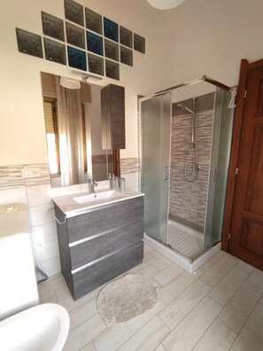 Shower, hair dryer, towels - Apartment 'Da Miky Casa Vacanze 1' with Mountain View, Wi-Fi and Air Conditioning (Teulada)