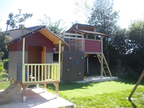 Children’s area - Holiday Home “Gîte 4 Pers - Les Gîtes de l'Aubrac” with Private Terrace, Garden & Wi-Fi (Soulages-Bonneval)