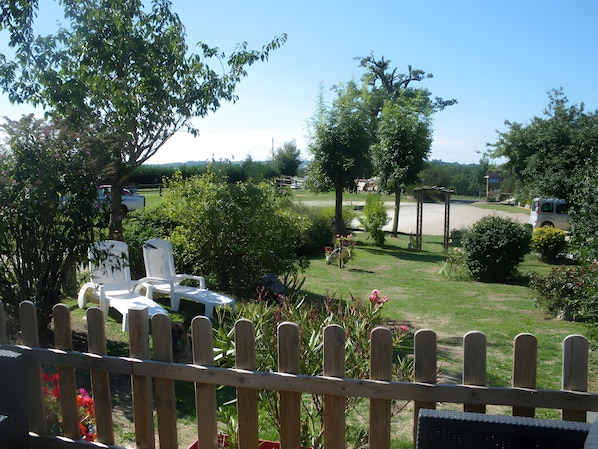 Property grounds - Holiday Home “Gîte 4 Pers - Les Gîtes de l'Aubrac” with Private Terrace, Garden & Wi-Fi (Soulages-Bonneval)