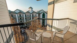 Property grounds - Branson Top-Floor Suite w/ Balcony & Pool Access (Branson)