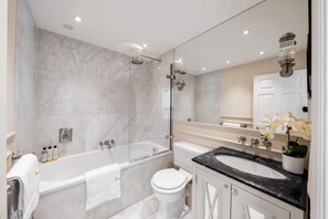 Een haardroger, een bidet, handdoeken, zeep
