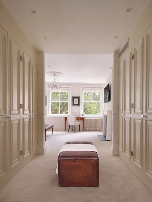 Dressing Area for Principal Bedroom - Mayfair's Finest | Magnificent Georgian Townhouse (London)