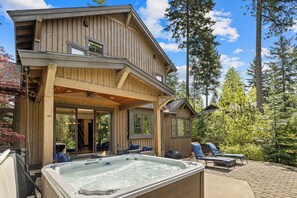 Terrace/patio - 3BR Luxury Suncadia Home with Hot Tub, PS5, Fire Pits (Cle Elum)