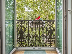 Interior - Luxury 3-Bedroom Apartment in Prime Central Lisbon | Terrace, Pool, Gym, and Private Parking (Lisboa)
