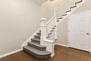 Eine Treppe mit weißen Geländern und einem Holzboden.