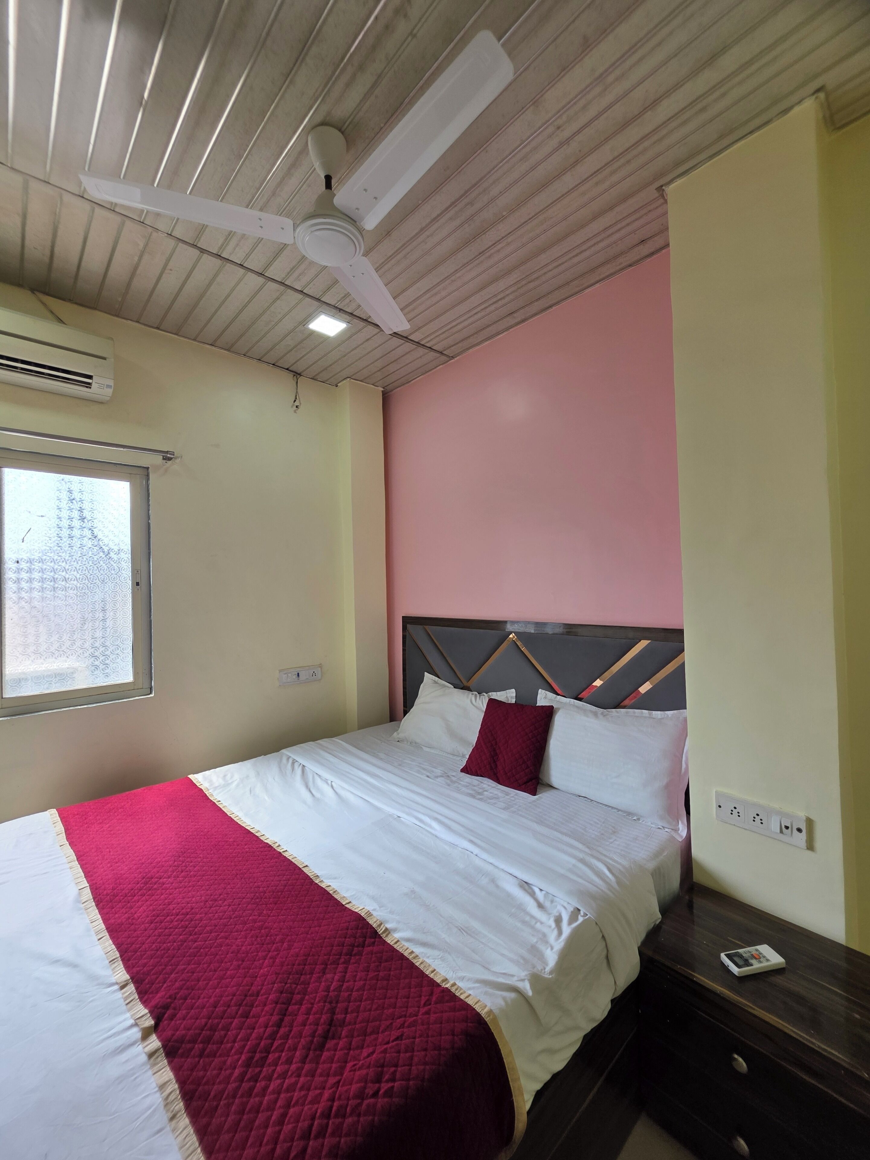 Desk, laptop workspace, free WiFi, bed sheets