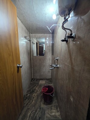 Deluxe-Doppelzimmer, Stadtblick | Badezimmer | Dusche, kostenlose Toilettenartikel, Handtücher, Seife
