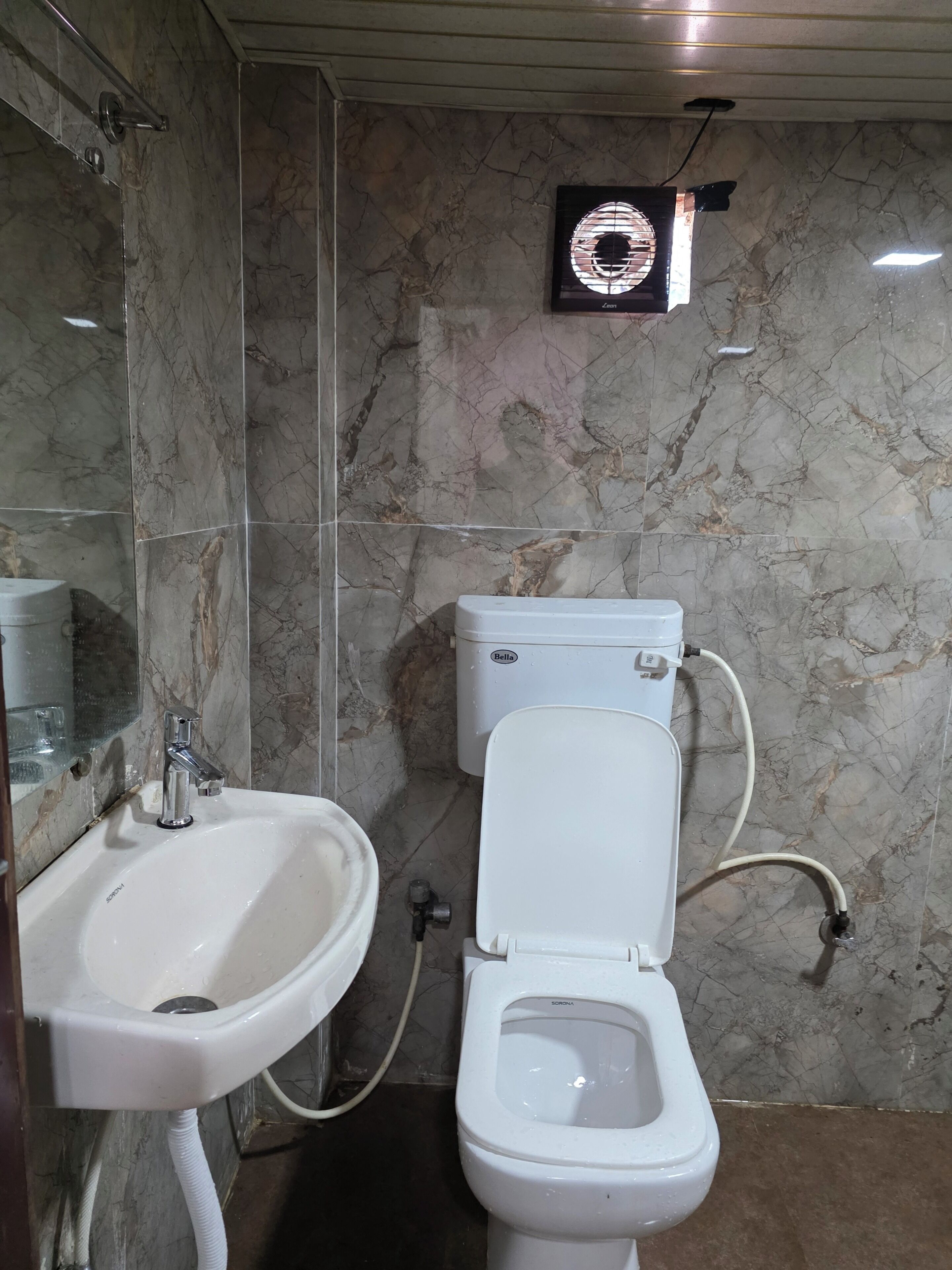 Habitación Deluxe doble, vistas a la ciudad | Baño | Ducha, artículos de higiene personal gratuitos, toallas y jabón