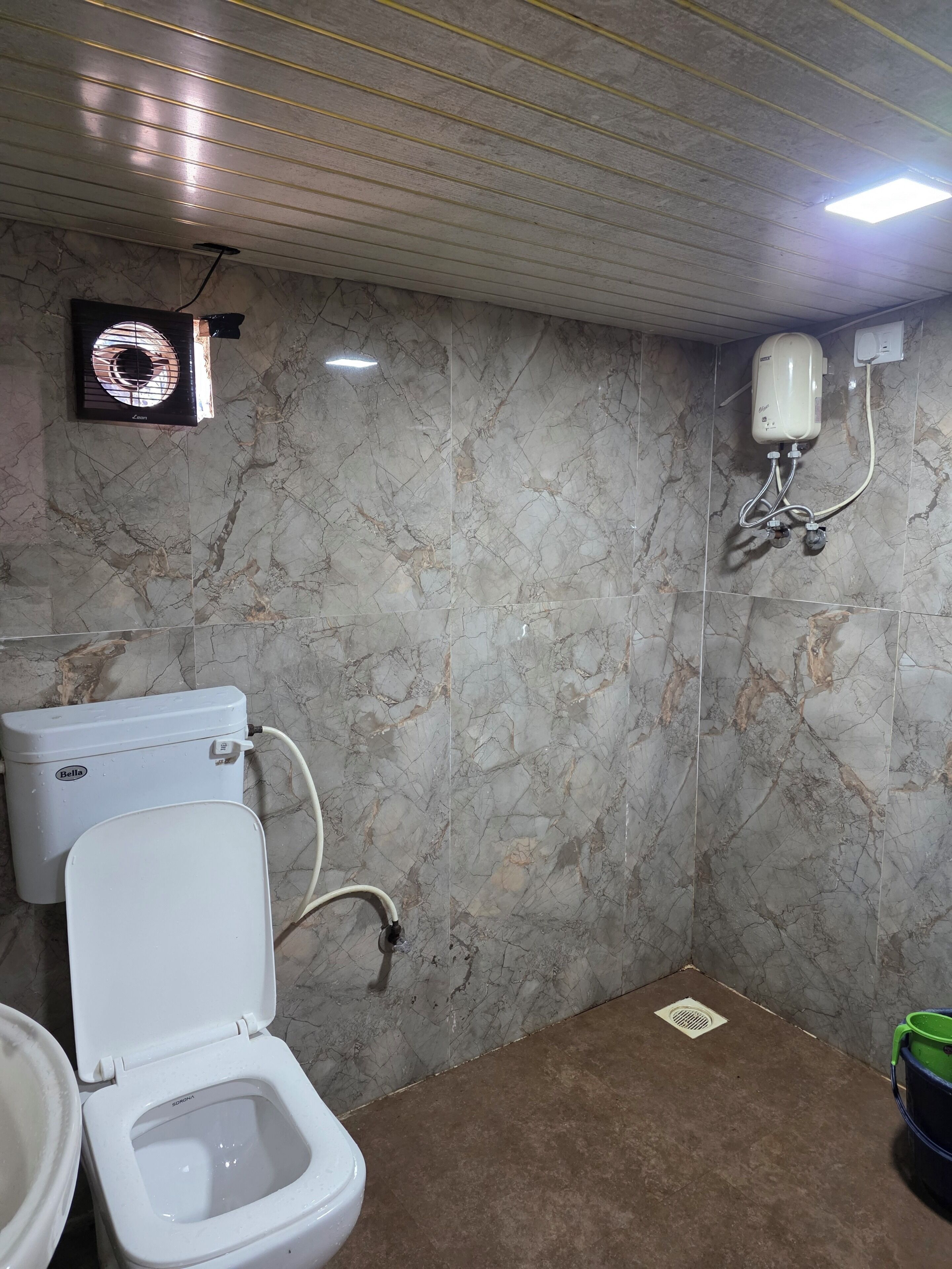 Habitación Deluxe doble, vistas a la ciudad | Baño | Ducha, artículos de higiene personal gratuitos, toallas y jabón