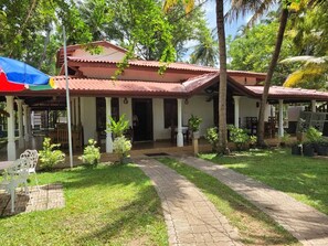 Vila básica, vista para o jardim | Opções para refeição ao ar livre