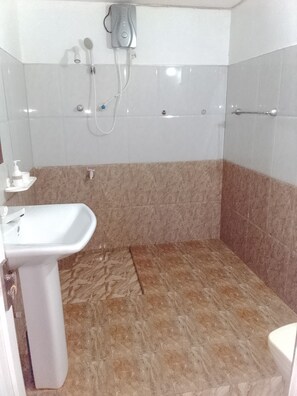 Villa básica, vista al jardín | Baño | Regadera, secadora de cabello, pantuflas, toallas 
