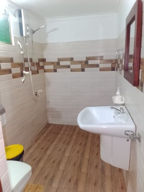 Vila básica, vista para o jardim | Banheiro | Chuveiro, secador de cabelo, chinelos, toalhas de banho