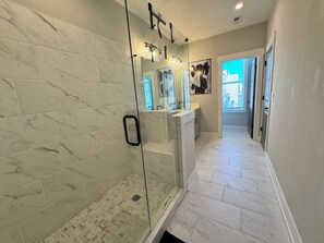 Shower, hair dryer, towels, soap - 5-Min to the FIFA World Cup Games: Rooftop Patio + City Views (Atlanta)