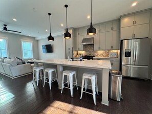 Private kitchen - 5-Min to the FIFA World Cup Games: Rooftop Patio + City Views (Atlanta)