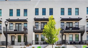 Exterior - 5-Min to the FIFA World Cup Games: Rooftop Patio + City Views (Atlanta)