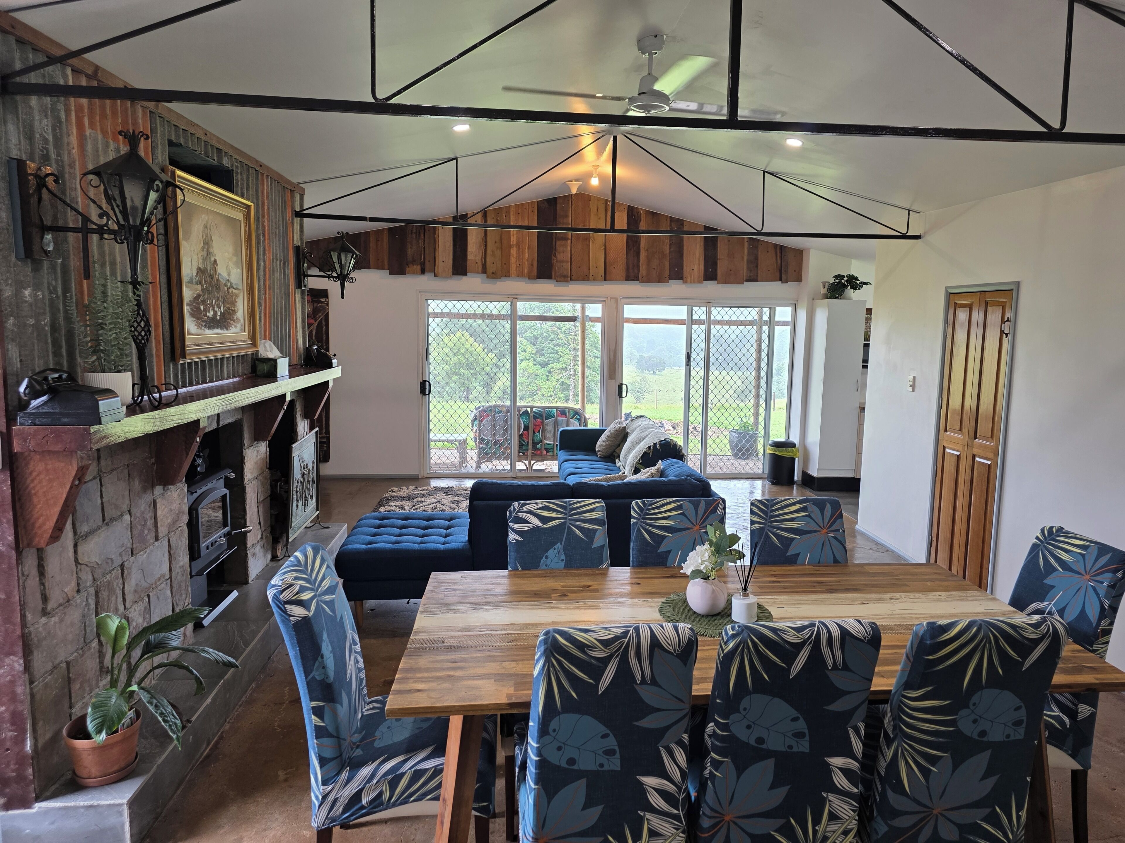 Smart TV, fireplace, DVD player, stereo