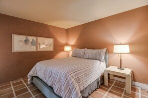 1 bedroom, iron/ironing board, free WiFi, bed sheets - Charming Scottsdale Condo Near Old Town! (Scottsdale)